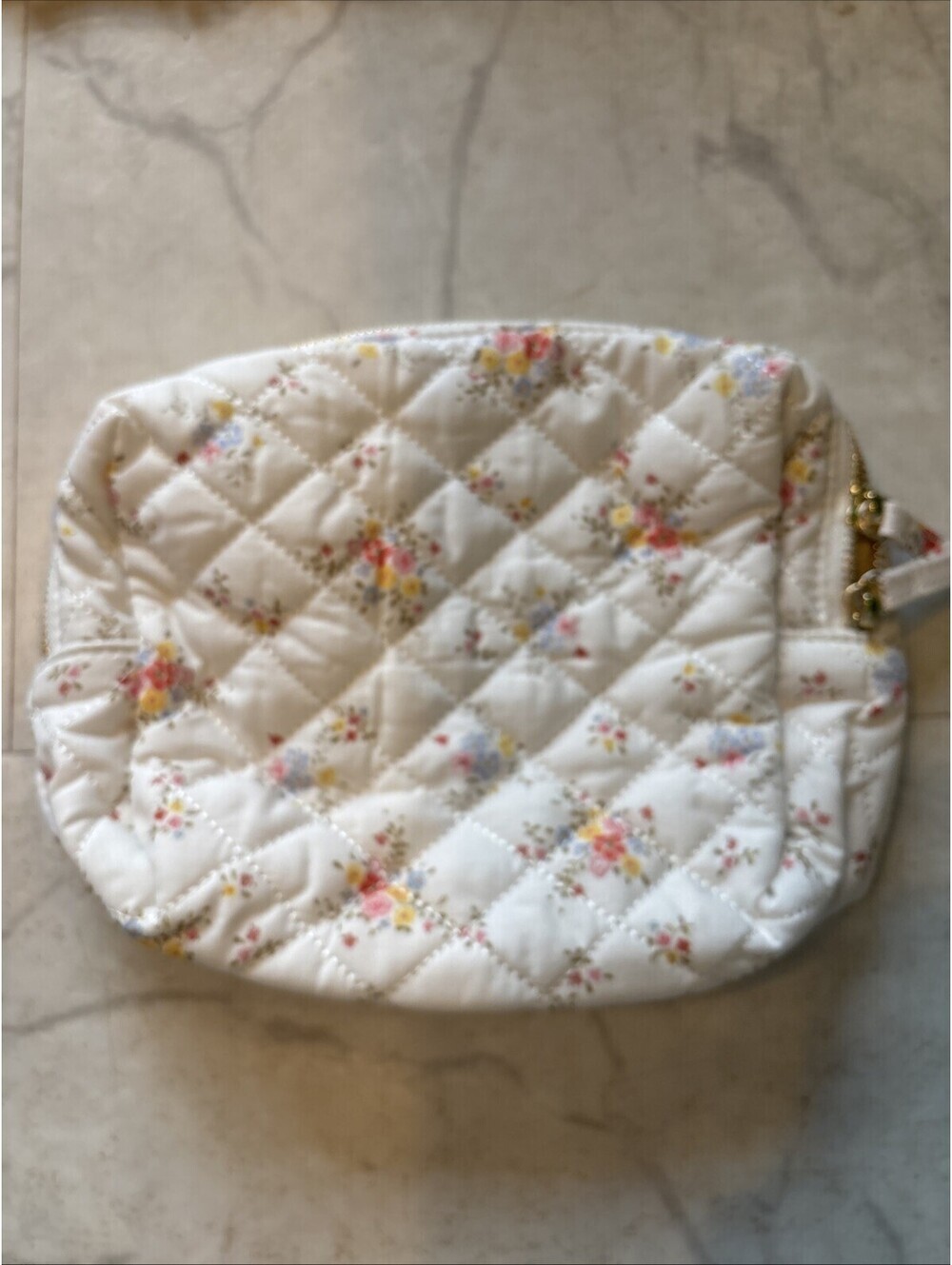 WHITE FLORAL MEDIUM MAKEUP BAG  $10 Each [COPY]